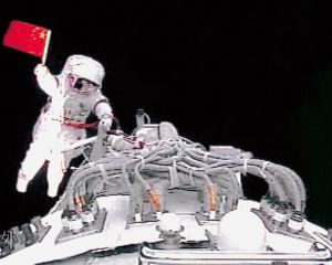 神舟七號(hào)航天員出艙高舉國(guó)旗 神舟七號(hào)航天員出艙高舉國(guó)旗