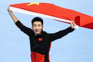 高亭宇身披中國紅旗照 高亭宇身披中國紅旗照