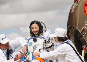 王亞平出艙照片 王亞平出艙照片