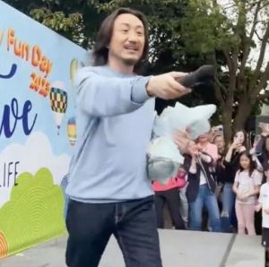 鄭中基作為家長(zhǎng)參加幼兒園活動(dòng) 鄭中基作為家長(zhǎng)參加幼兒園活動(dòng)