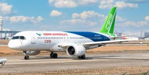  國(guó)產(chǎn)C919大飛機(jī)首次商飛圓滿落幕 