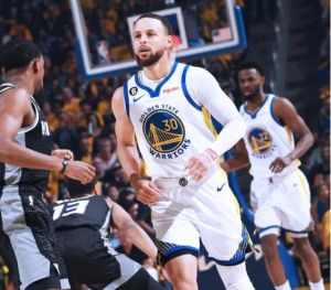 庫(kù)里32+5率勇士險(xiǎn)勝國(guó)王